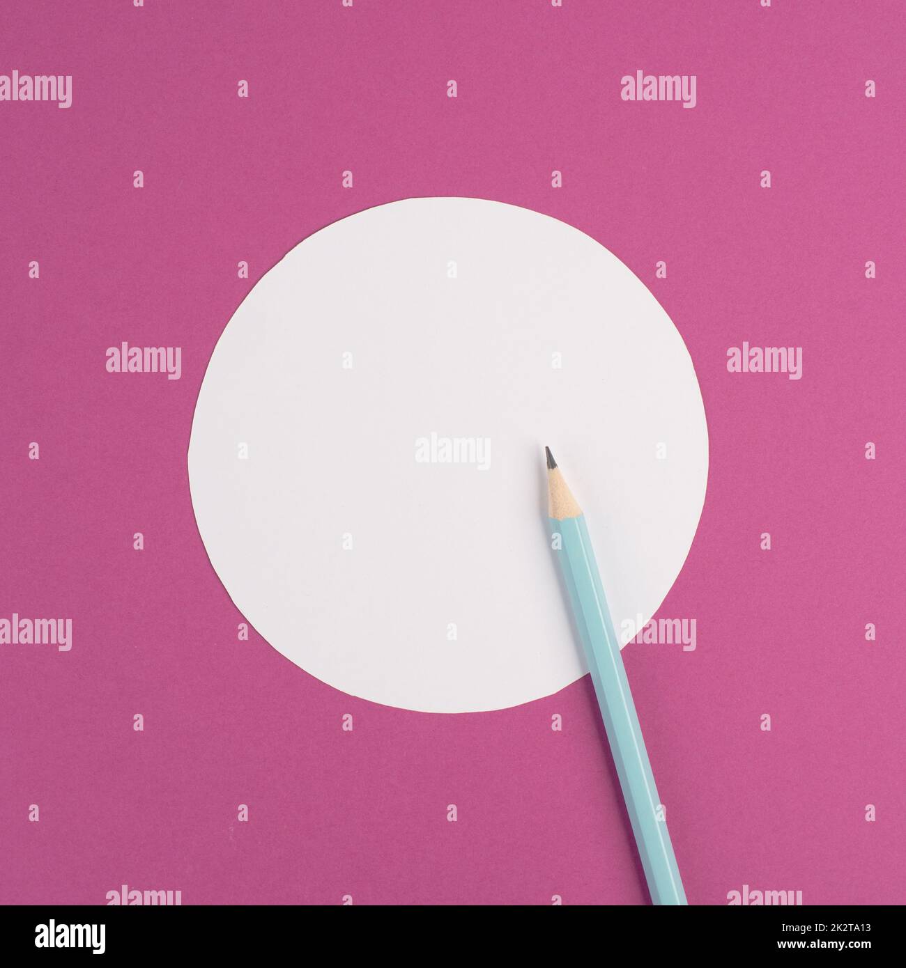 Bleistifte auf einem rosa Papierhintergrund, weißer Kreisrahmen mit Platz für Text, Minimalismus, kreatives und geschäftliches Konzept, pastellfarben Stockfoto