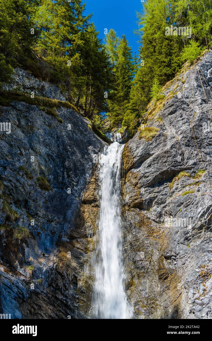 Kleiner Wasserfall im Alpenwald, Davos, Graubuenden, Switzerlan Stockfoto