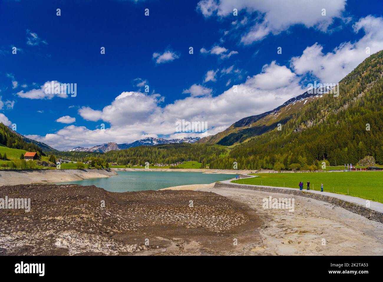 Blue Crystal Lake Davos, Davosersee, Graubuenden, Schweiz. Stockfoto