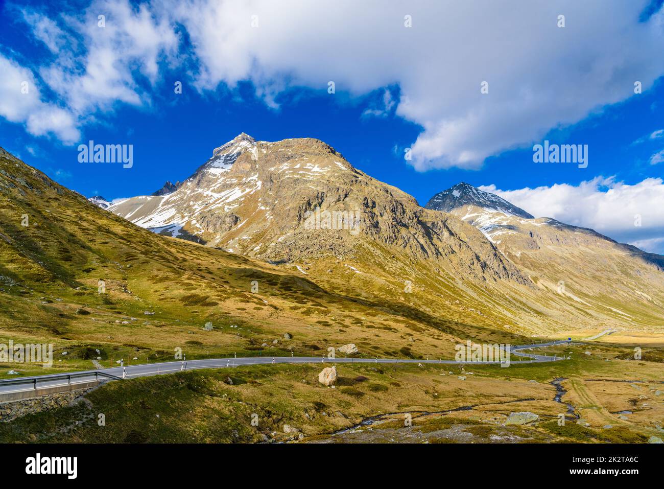 Alpen Berge mit Schnee Bivio, Albula, Graubünden, Schweiz. Stockfoto