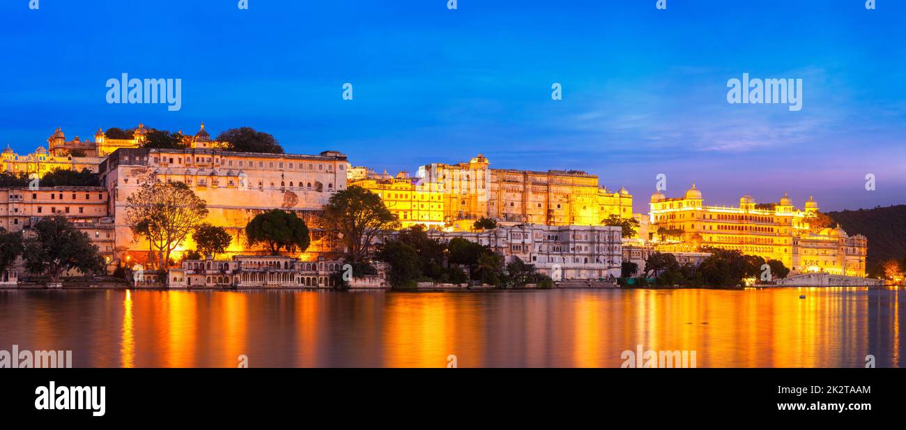 Udaipur Stadtpalast in der Abend-Panoramablick. Udaipur, Indi Stockfoto