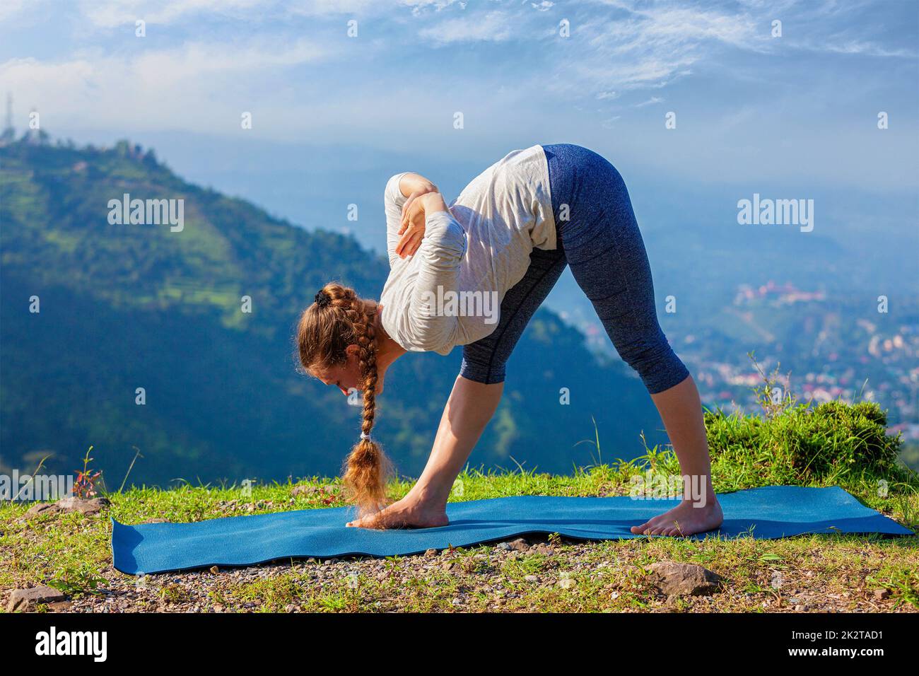 Frau beim Ashtanga Vinyasa Yoga im freien Stockfoto