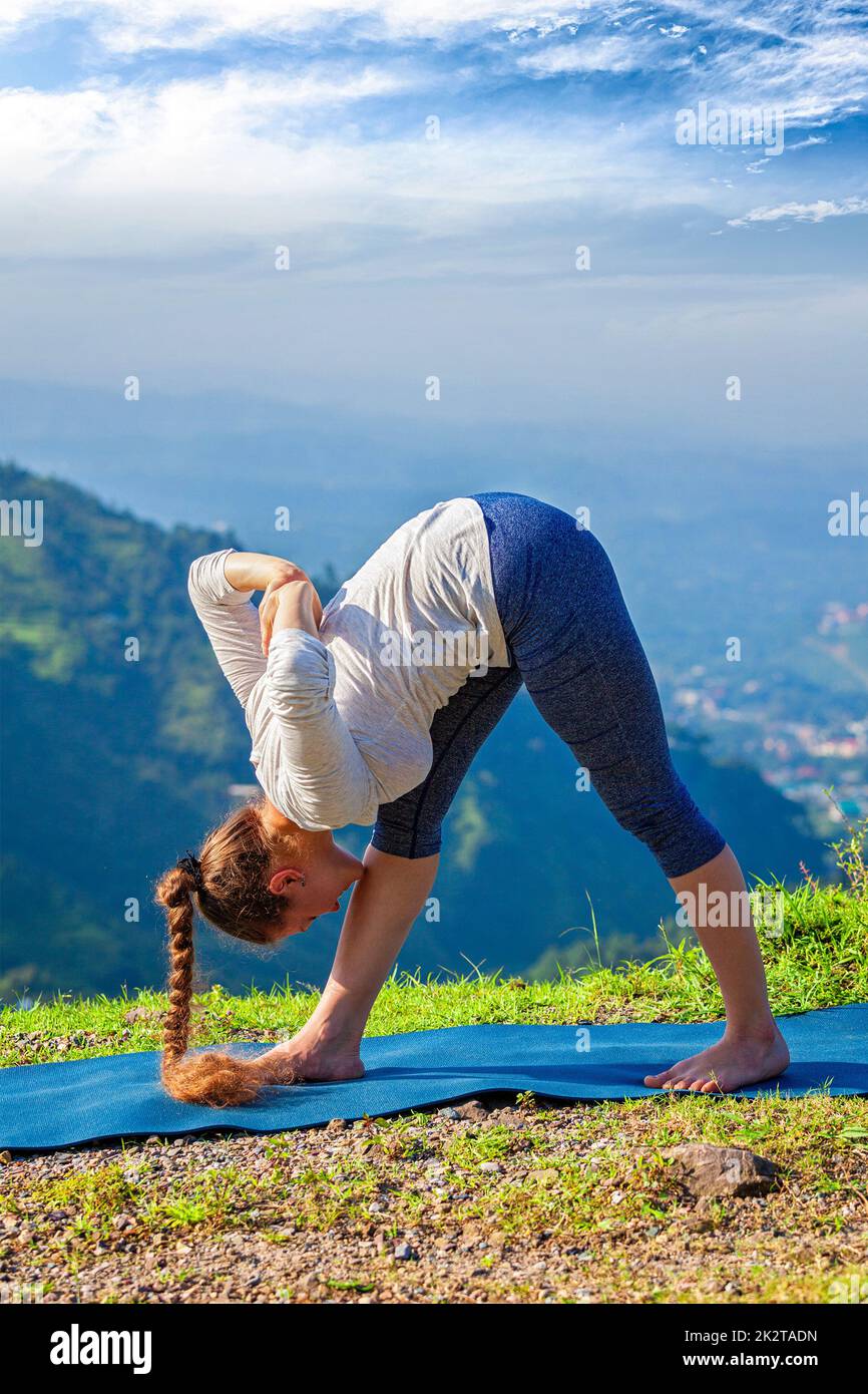 Frau beim Ashtanga Vinyasa Yoga im freien Stockfoto