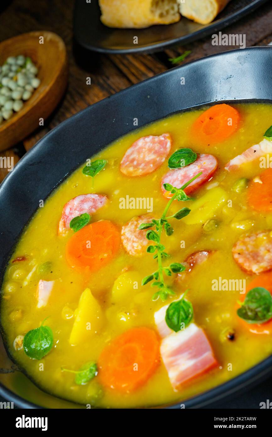 Herzhafte, rustikale Erbsensuppe mit Speck und Wurst Stockfoto