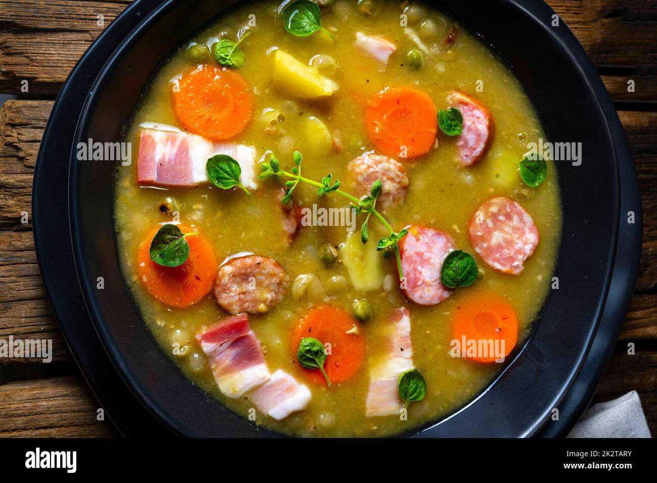 Herzhafte, rustikale Erbsensuppe mit Speck und Wurst Stockfoto