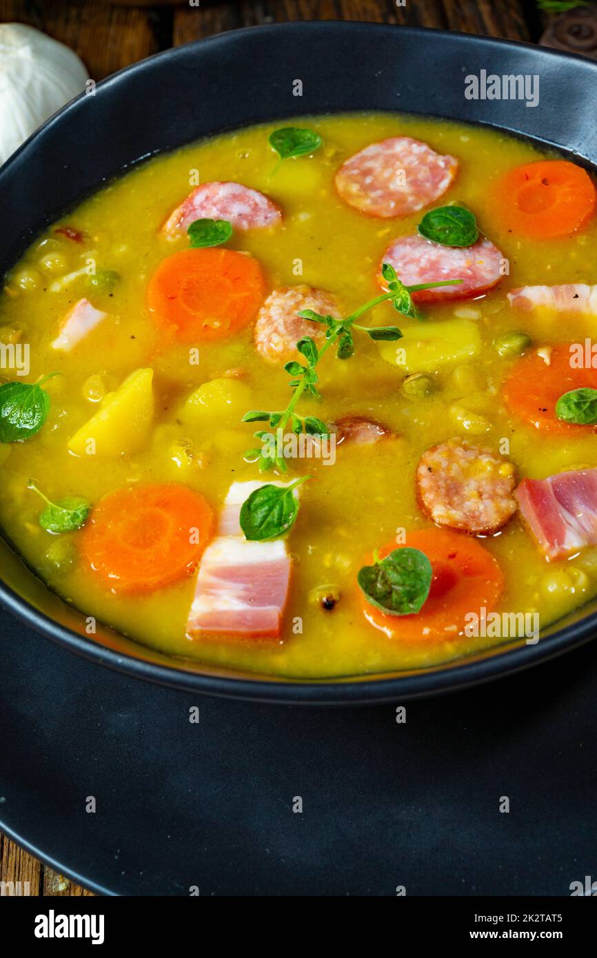 Herzhafte, rustikale Erbsensuppe mit Speck und Wurst Stockfoto