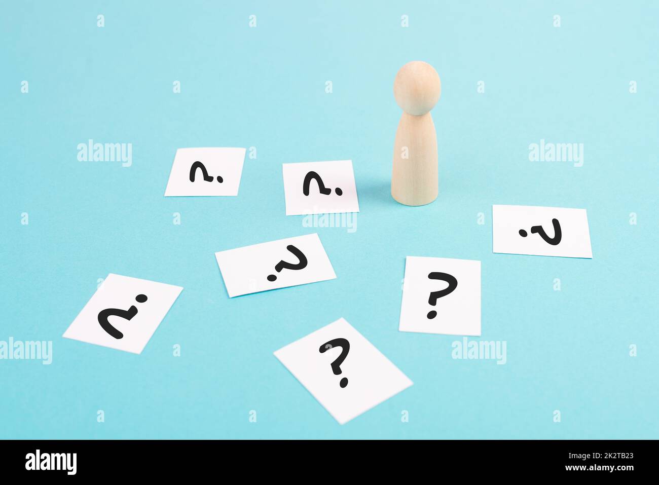 Der Mensch denkt, stellt Fragen, denkt und sucht nach Antworten, löst ein Problem, trifft eine Entscheidung, ein Geschäfts- und Bildungskonzept Stockfoto