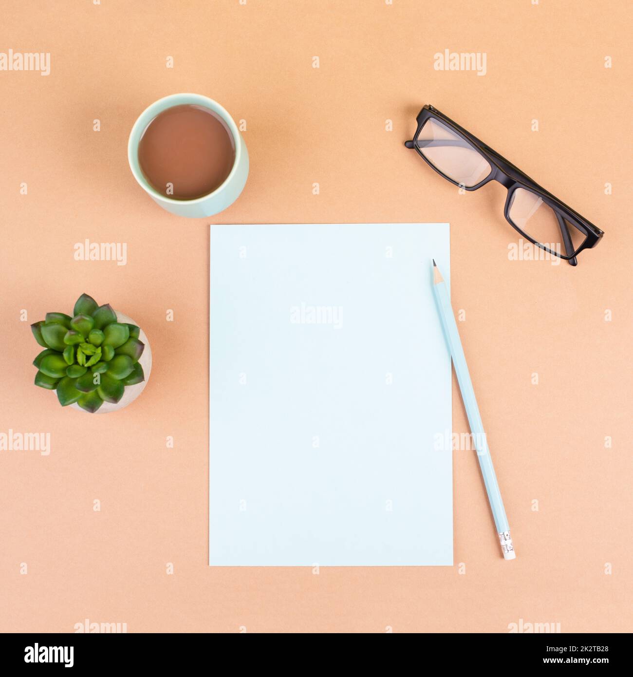 Leeres Papier mit einem Stift, einer Tasse Kaffee, einer Brille und einem Kaktus, Brainstorming für neue Ideen, Schreiben einer Nachricht, Pause, Schreibtisch im Home Office Stockfoto