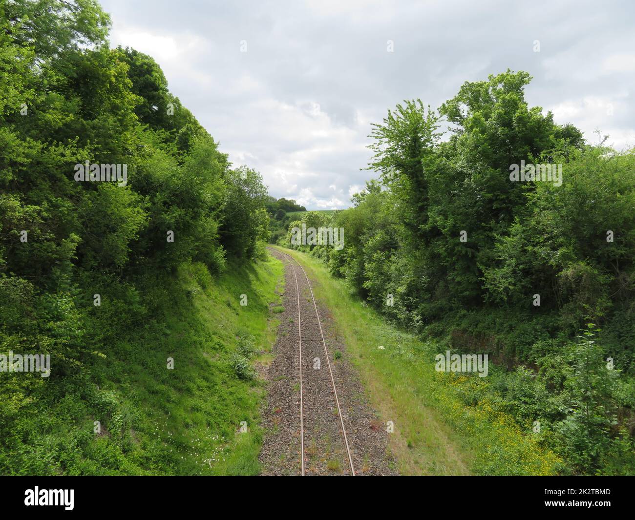 Zug Straße Schienenverkehr Metall lange sichere Infrastruktur Stockfoto