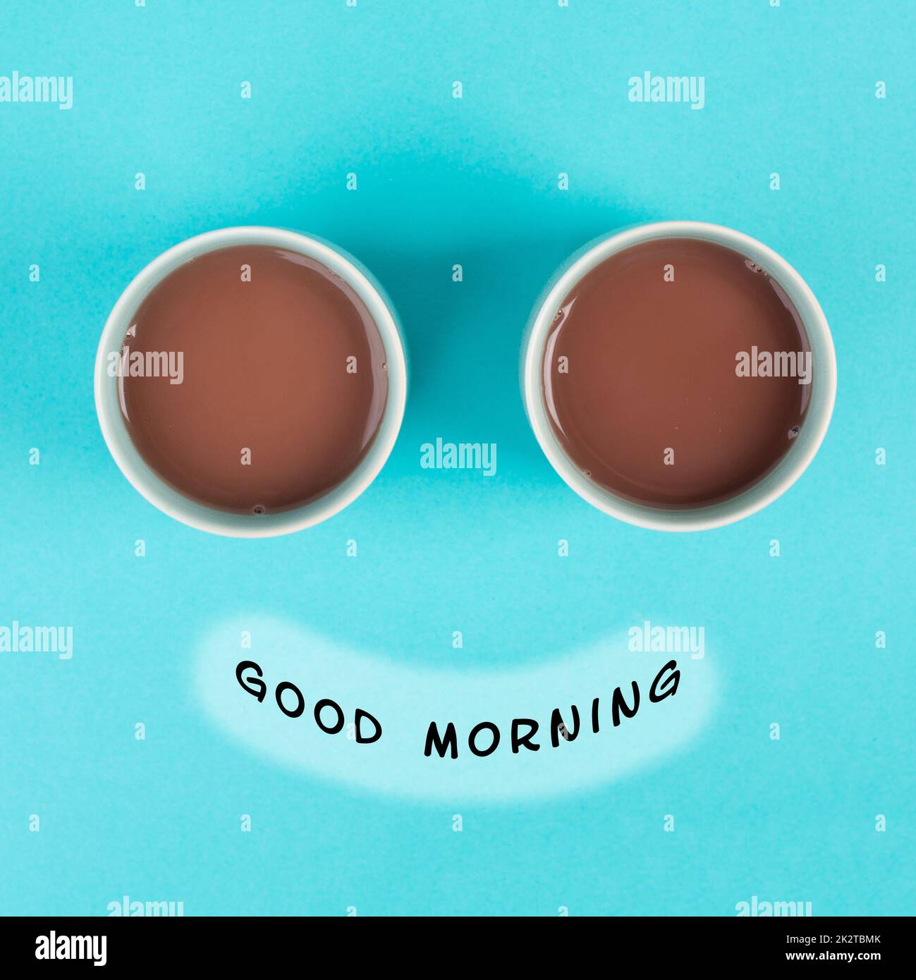 Tasse Kaffee Gebäude die Augen des lustigen Gesichts, Mund mit dem Satz Guten Morgen, aufwachen am Morgen, heißes Getränk mit Koffein Stockfoto