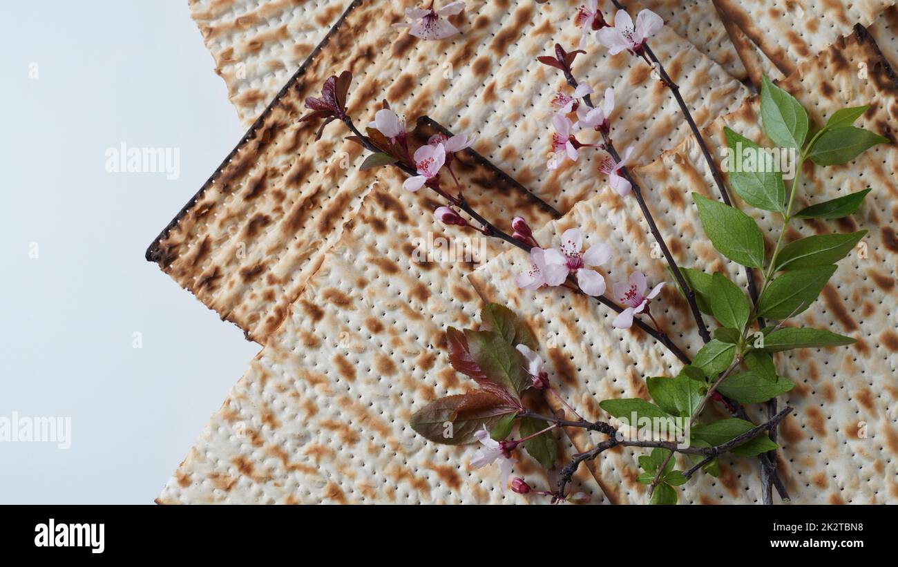 Tisch serviert für Passah (Pesach) drinnen, mit Matzah Brot als symbolische Pesach (Passah Seder) Element. Stockfoto