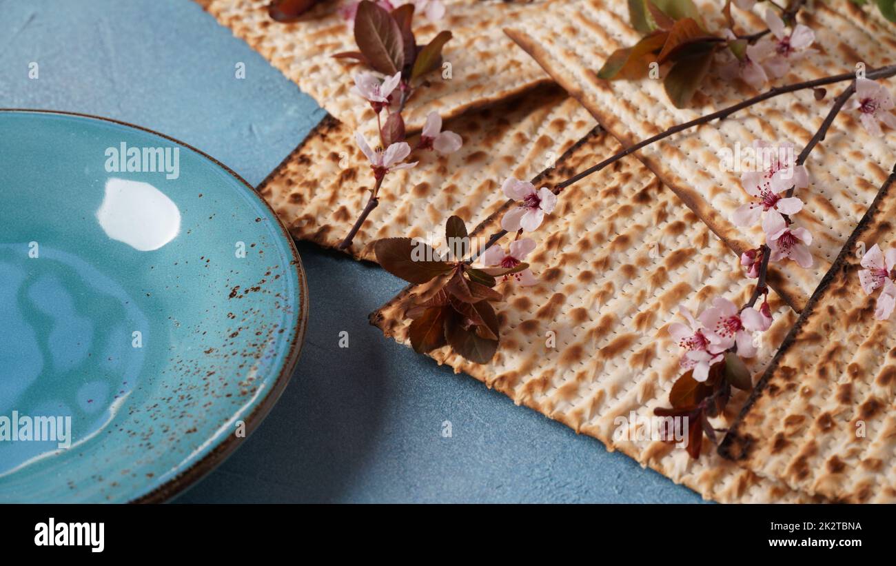 Tisch serviert für Passah (Pesach) drinnen, mit Matzah Brot als symbolische Pesach (Passah Seder) Element. Stockfoto