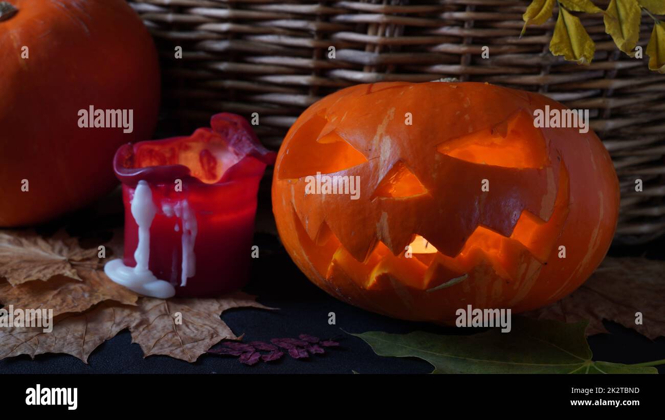 Jack-o-Laterne Kürbis orange Licht, auf Holz Hintergrund. Halloween Hintergrund. Stockfoto