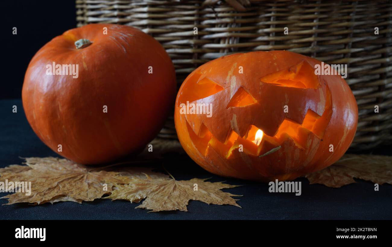 Jack-o-Laterne Kürbis orange Licht, auf Holz Hintergrund. Halloween Hintergrund. Stockfoto