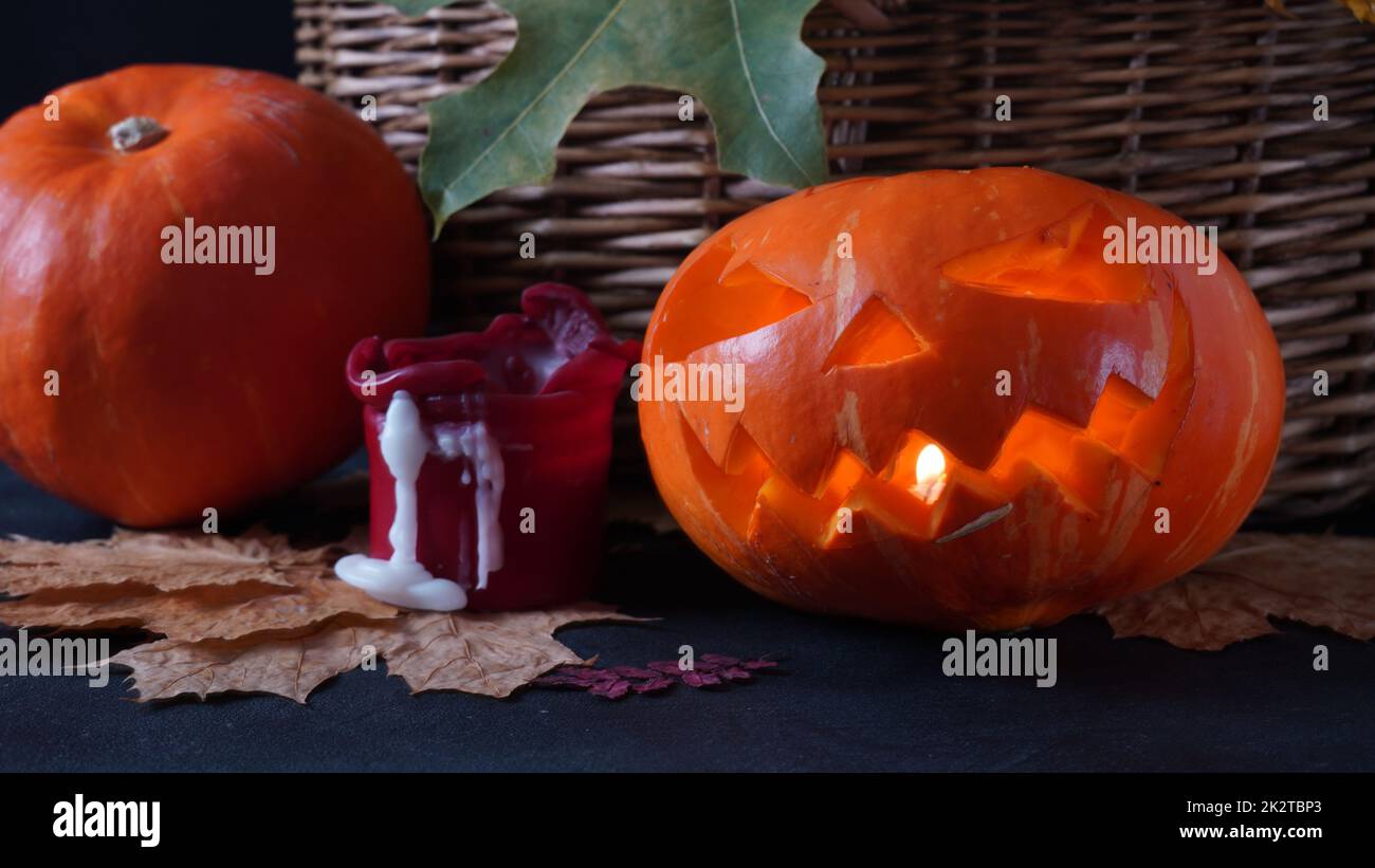 Jack-o-Laterne Kürbis orange Licht, auf Holz Hintergrund. Halloween Hintergrund. Stockfoto
