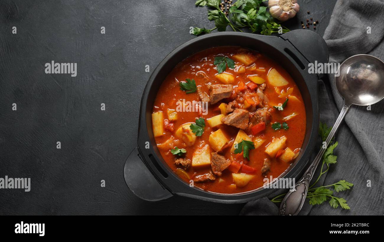 Rindergulasch, Suppe und ein Eintopf, bestehend aus Rindersteak, Kartoffeln und viel Paprika. Traditionelles ungarisches Essen. Stockfoto