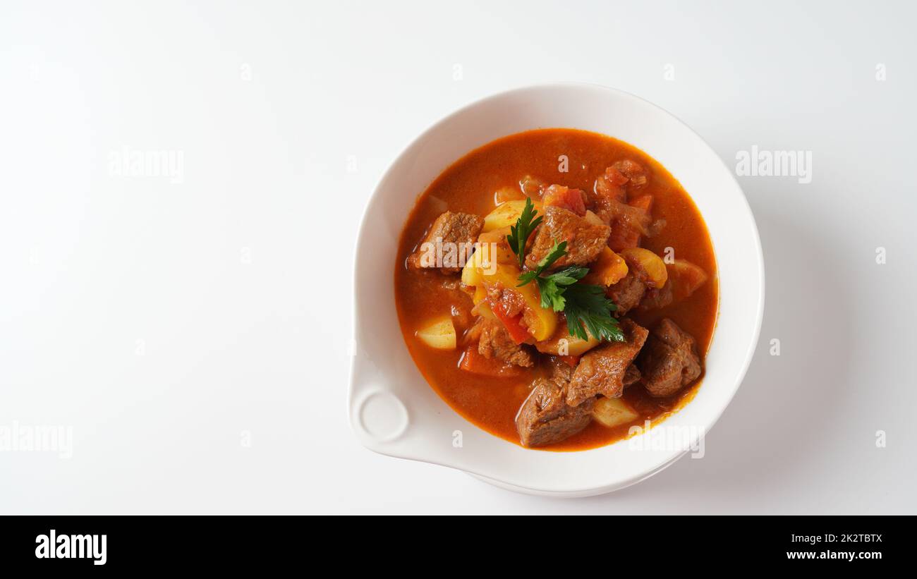 Rindergulasch, Suppe und ein Eintopf, bestehend aus Rindersteak, Kartoffeln und viel Paprika. Traditionelles ungarisches Essen. Stockfoto