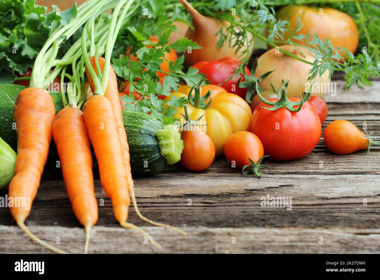 Gesunde Lebensmittelzutaten Hintergrund. Gemüse und Kräuter auf Holzhintergrund Stockfoto