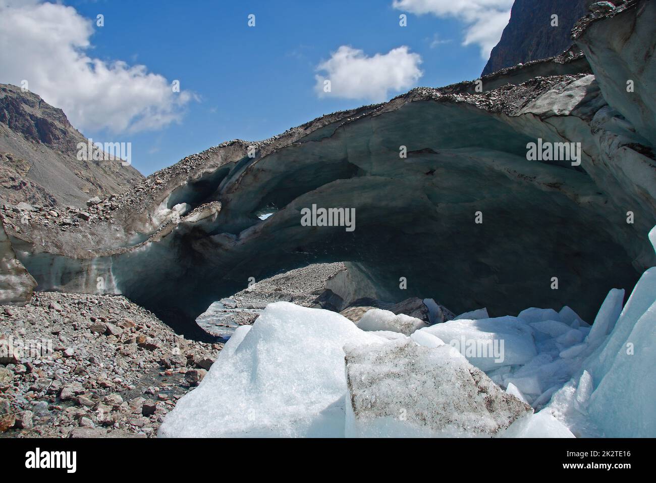 Fantastische Gletscherröhre in den französischen alpen, Frankreich Stockfoto