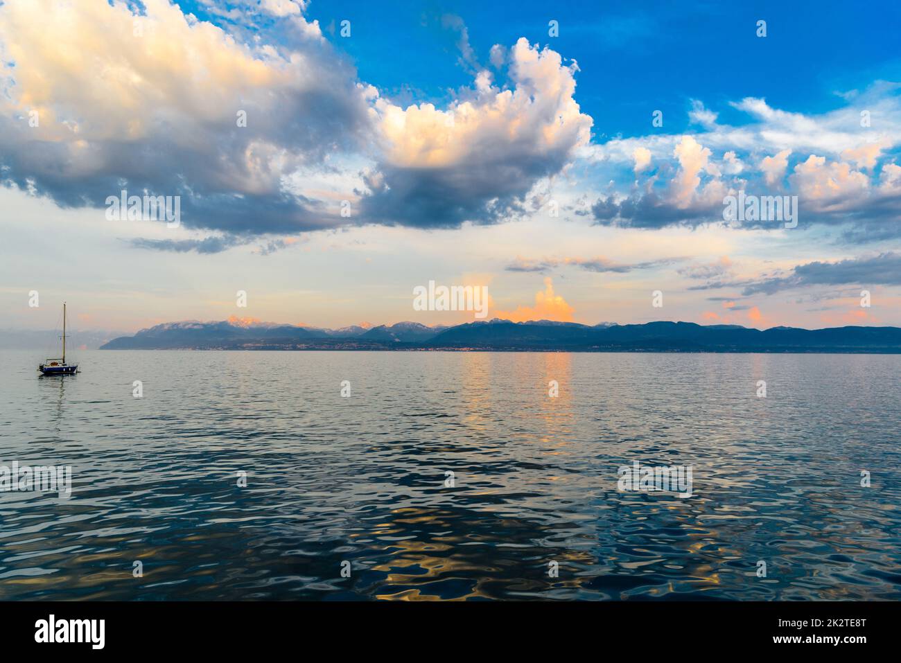 Sonnenuntergang mit Reflexionen auf dem wunderschönen Genfer See in der Schweiz Stockfoto