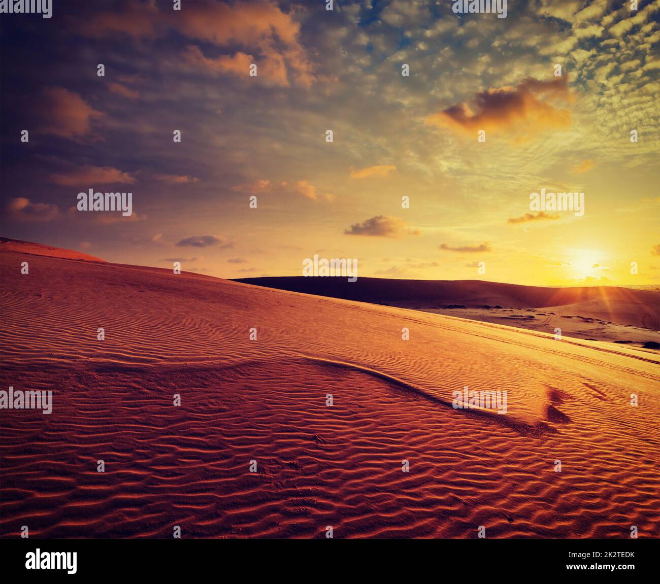 Weißen Sanddünen am Sonnenuntergang, Mui Ne, Vietnam Stockfoto