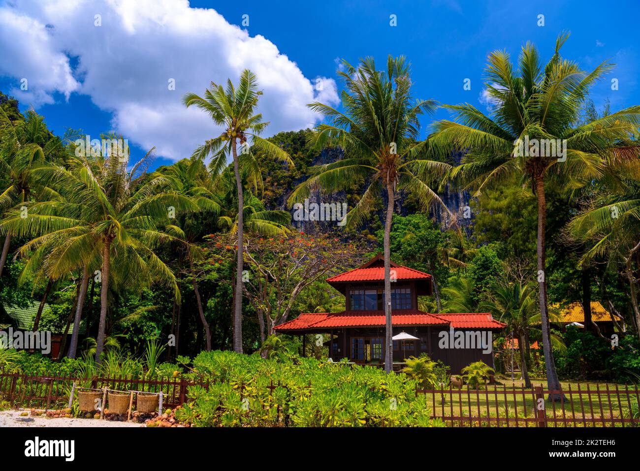 Rotes Dach Bungalow Haus am Railay Beach West, Ao Nang, Krabi, TH Stockfoto