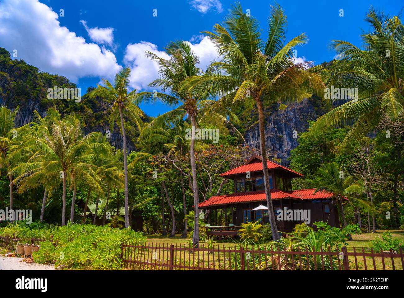 Red Roof bungalow Haus auf Railay Beach West, Ao Nang, Krabi, Thailand Stockfoto