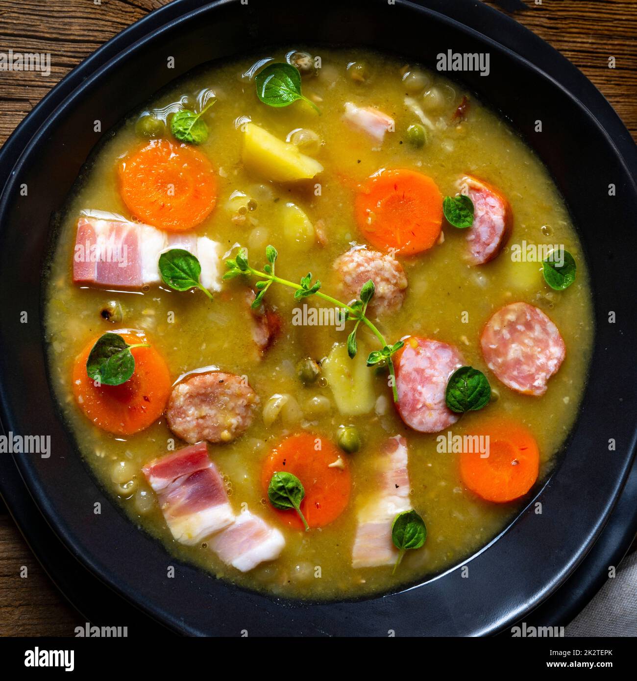 Herzhafte, rustikale Erbsensuppe mit Speck und Wurst Stockfoto