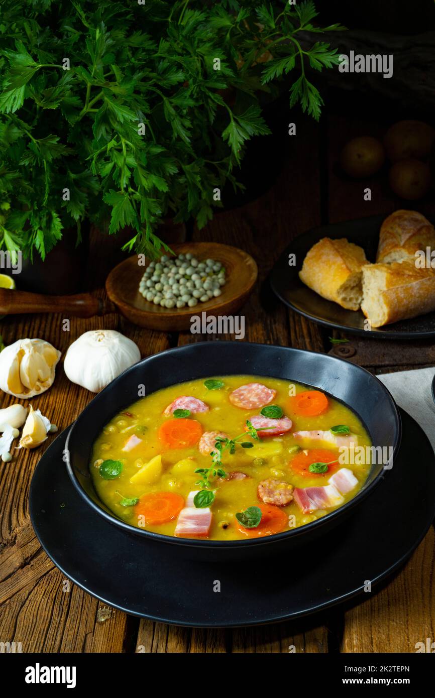 Herzhafte, rustikale Erbsensuppe mit Speck und Wurst Stockfoto