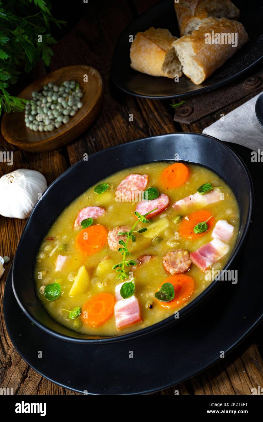 Herzhafte, rustikale Erbsensuppe mit Speck und Wurst Stockfoto