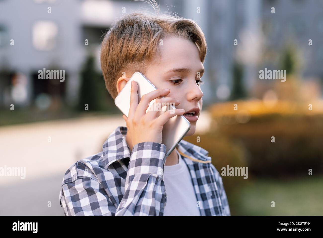 Nahaufnahme eines modernen Teenagers, der auf einem Smartphone spricht. Teenager-Leben in der Stadt Stockfoto