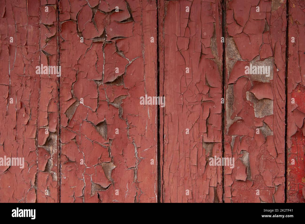 Grunge Hintergrund: Abgestreifte alte Bretter mit roter Farbe bemalt Stockfoto