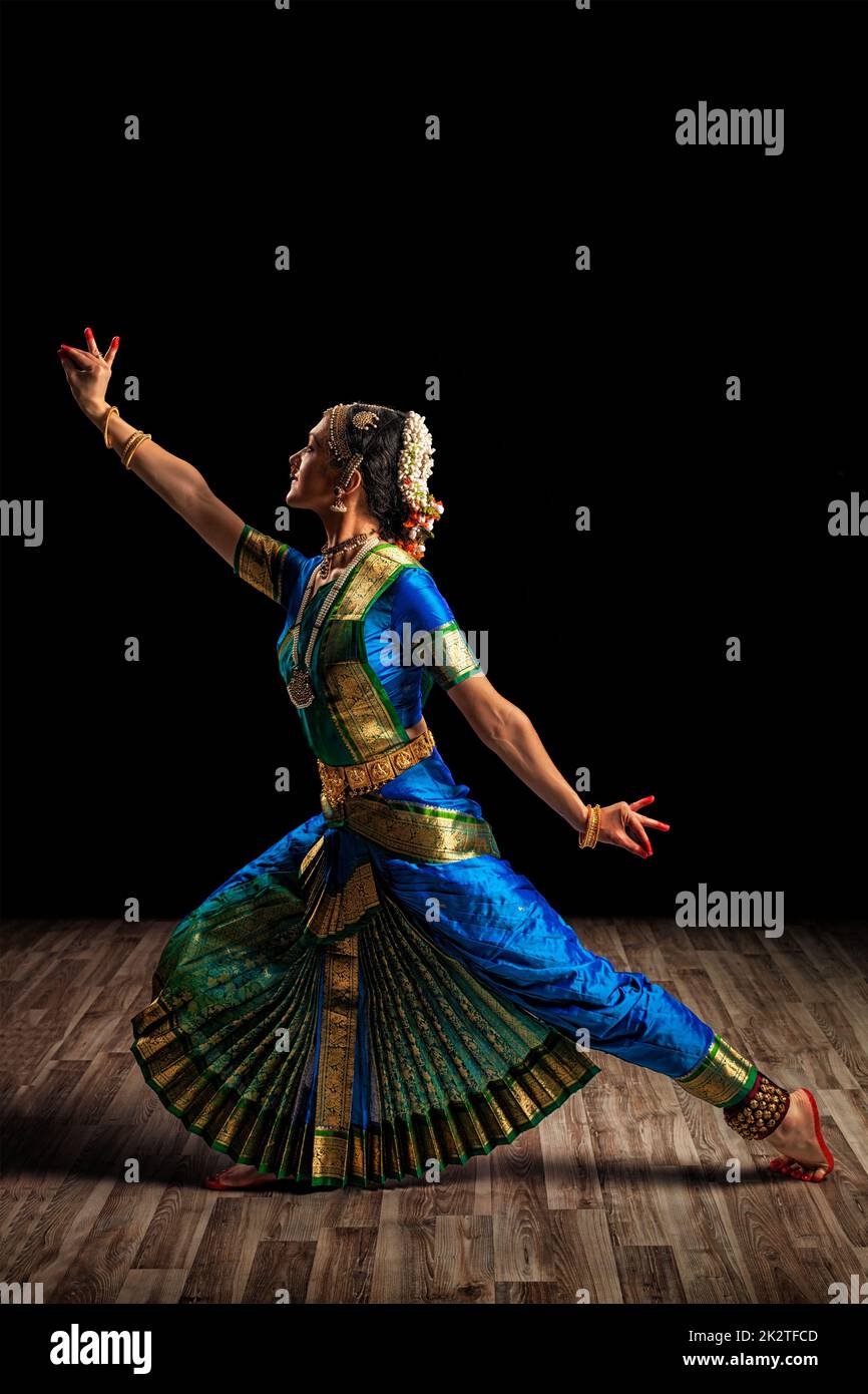 Schöne Frau Tänzerin der indischen klassischen Tanz Bharatanatyam Stockfoto