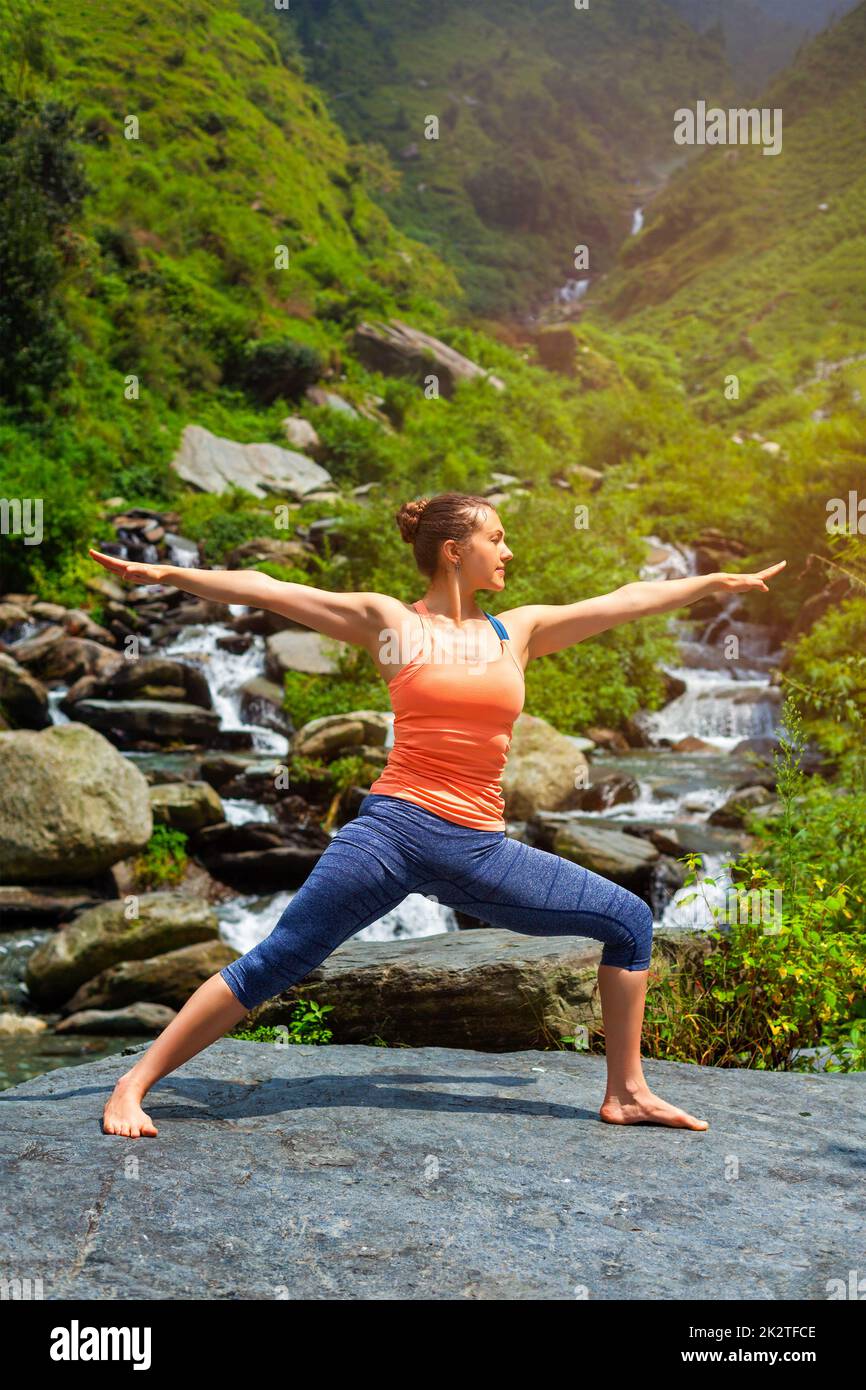 Frau tut Ashtanga Vinyasa Yoga Virabhadrasana 2 Krieger-pose Stockfoto
