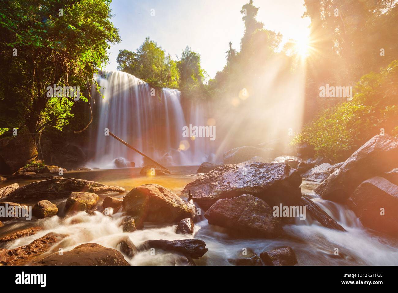 Tropischer Wasserfall am Morgen Stockfoto