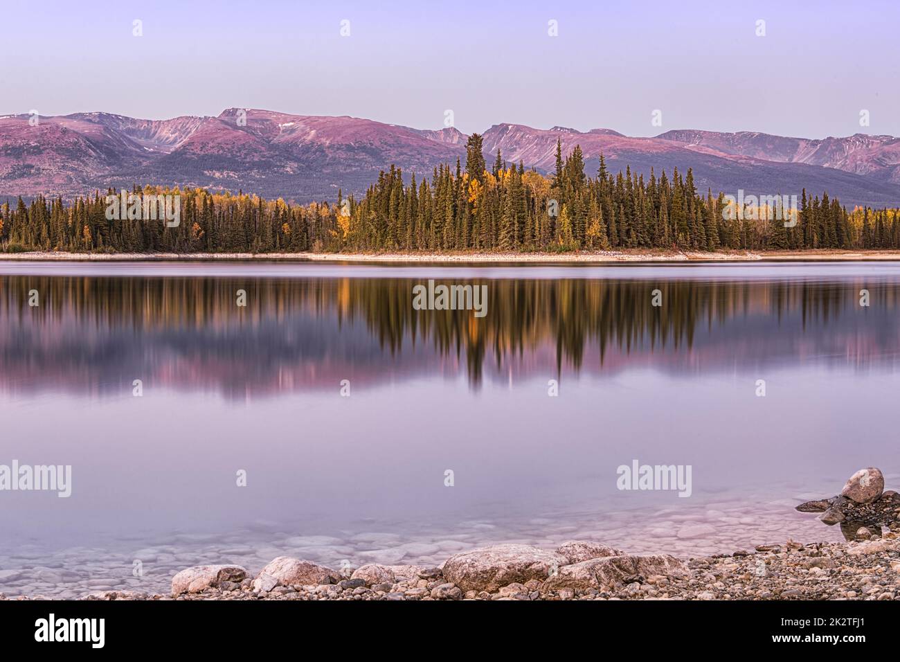 Klares Wasser des Boya Lake Stockfoto