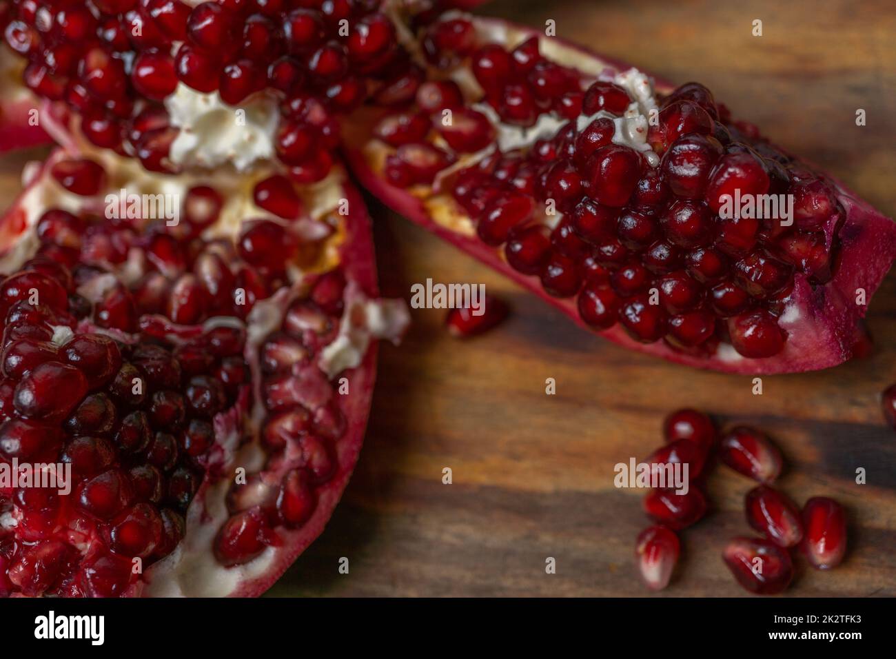 Nahaufnahme von offenem Granatapfel mit unscharfem Hintergrund Stockfoto