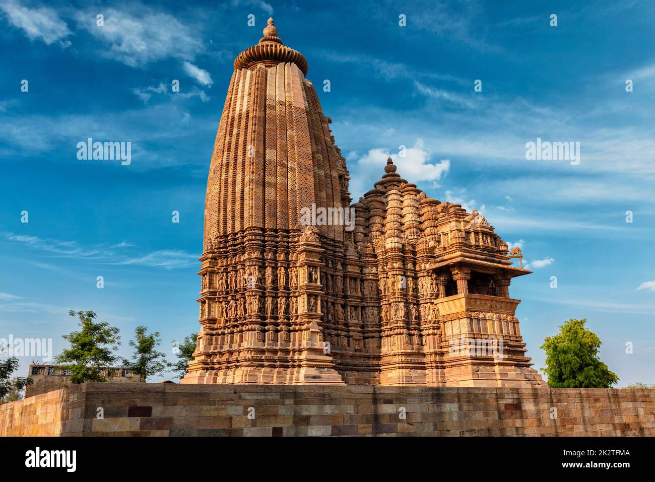 Berühmte Tempel von Khajuraho mit Skulpturen, Indien Stockfoto