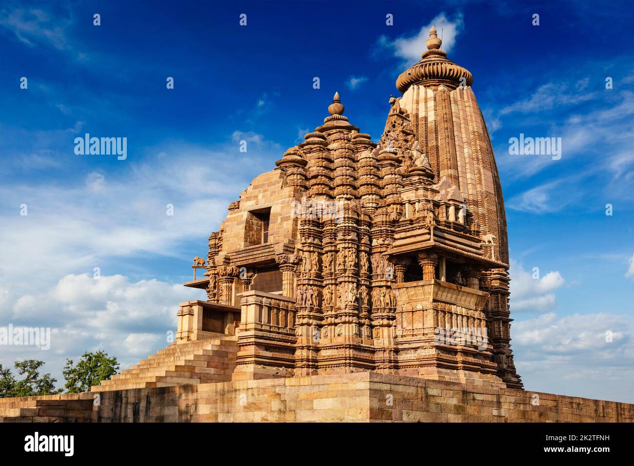 Berühmte Tempel von Khajuraho mit Skulpturen, Indien Stockfoto