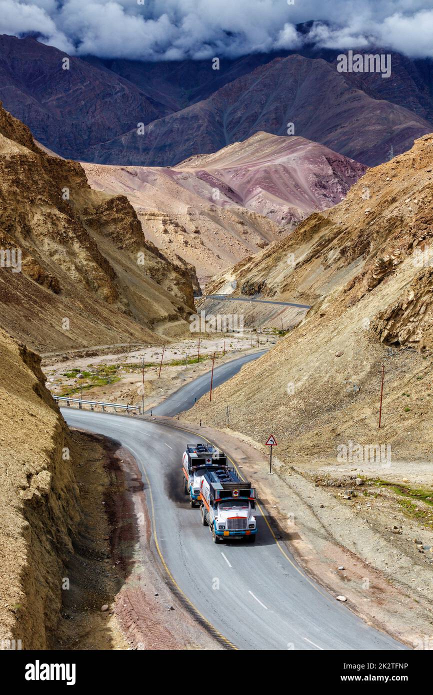 Indische LKW-LKW auf der Autobahn im Himalaya. Ladakh, Indien Stockfoto