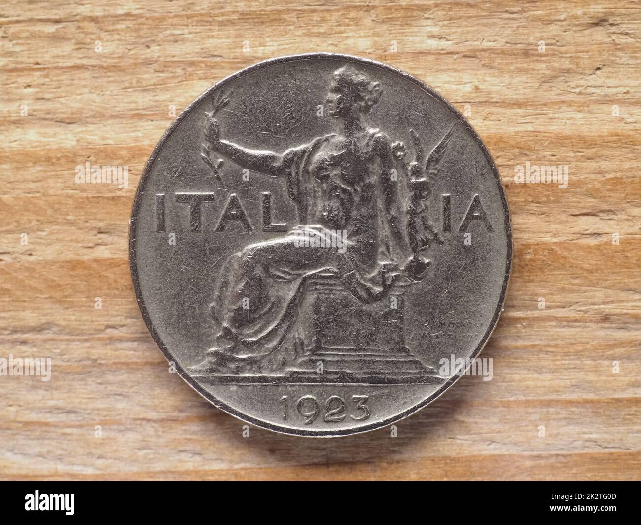 1 Lira-Münze auf dem Tisch, mit Lorbeeren, die Italien, die Währung Italiens, repräsentieren Stockfoto