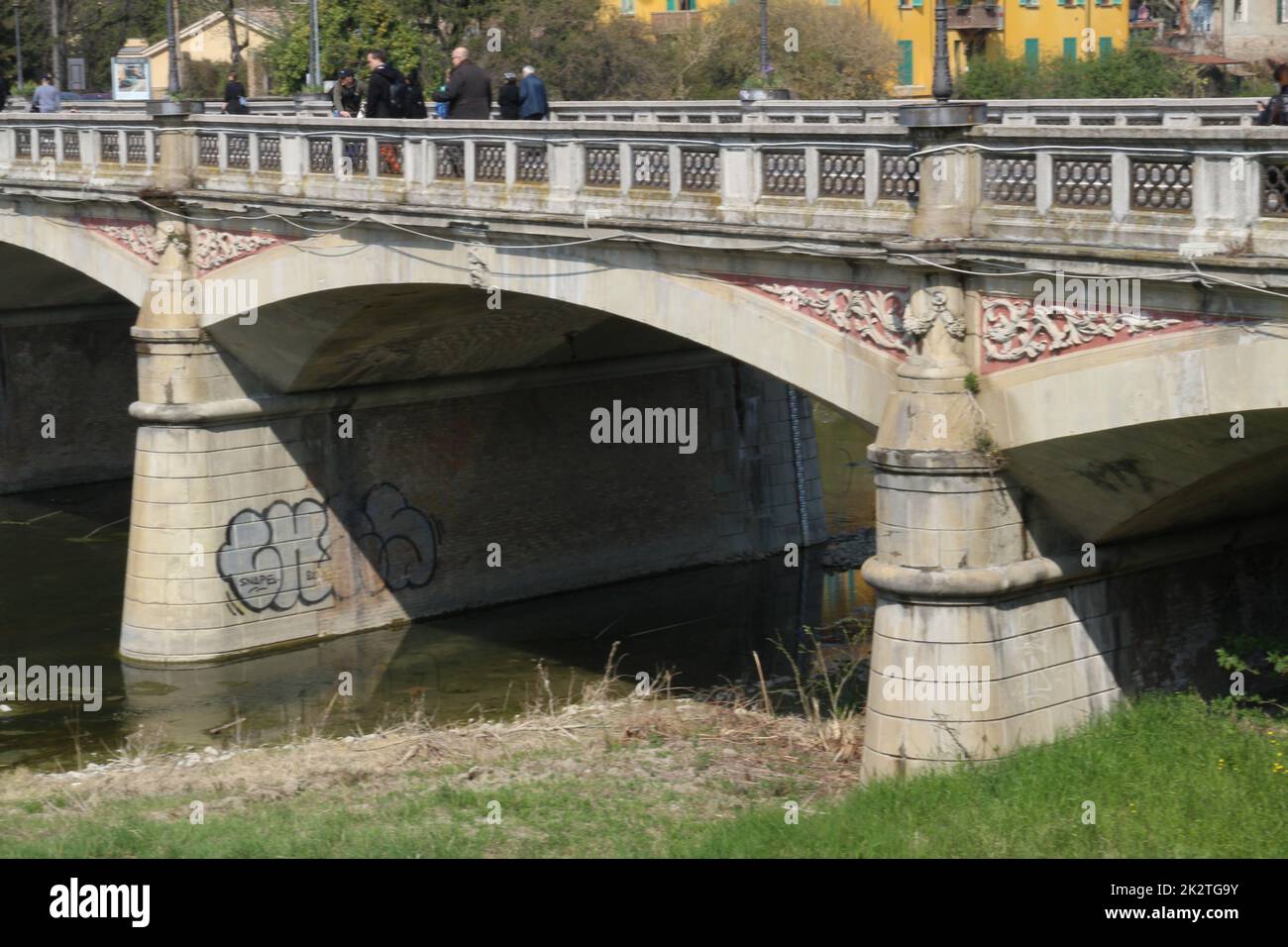 Detailansicht der Brücke über den Parma, Parma. Italien Stockfoto