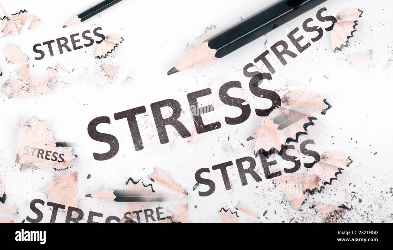 Das Wort Stress steht auf einem Papier, Stift mit Radiergummi, Burnout-Konzept, Work-Life-Balance, Zusammenbruch durch Erschöpfung Stockfoto