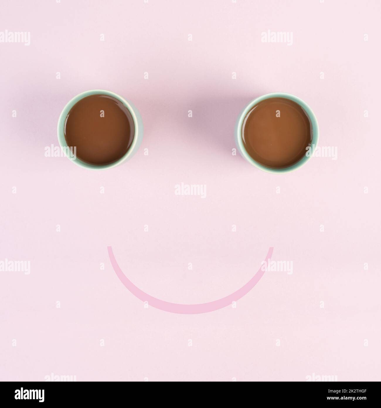 Tasse Kaffee, der die Augen des lustigen Gesichts bildet, der Mund lächelt, morgens aufwachen, heißes Getränk mit Koffein Stockfoto