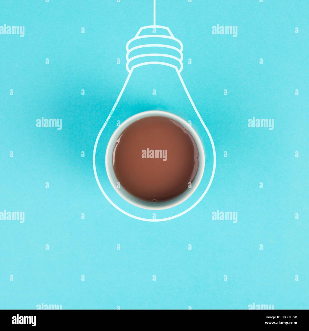 Glühbirnen-Konzept, eine neue Idee, Brainstorming, Start-up-Unternehmen, kreatives Marketing, Bildung, tasse Kaffee in der Mitte Stockfoto