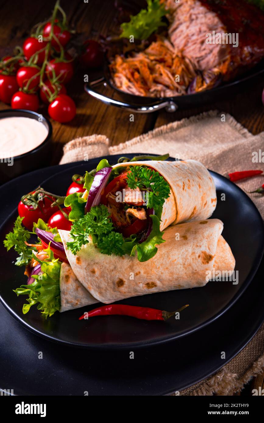 Leckere Pulled Schweinefleisch Wrap mit Gemüse. Stockfoto