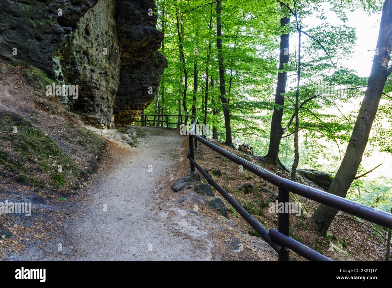 Enger Wanderweg in der Nähe des Pravcicka-Tors im Nationalpark Böhmische Schweiz, Tschechische Republik Stockfoto