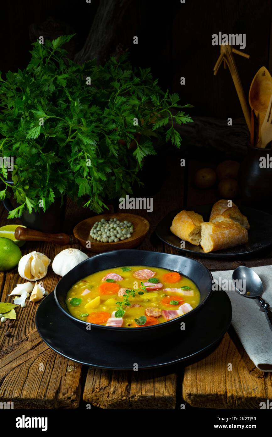 Herzhafte, rustikale Erbsensuppe mit Speck und Wurst Stockfoto