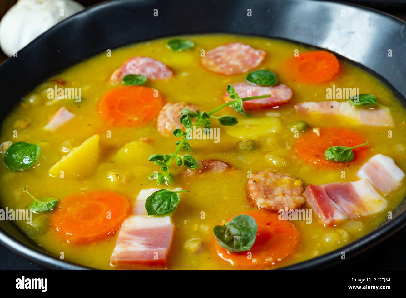 Herzhafte, rustikale Erbsensuppe mit Speck und Wurst Stockfoto