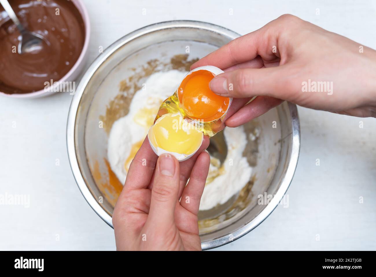 Hintergrund für Schokoladenkekse: Frische Eier, Mehl, gebackene Schokolade, Draufsicht, Kopierbereich. Stockfoto